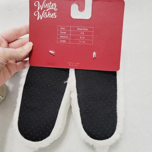 💕 NWT Winter Wishes White Kid's Slippers Size Small Unisex - Picture 2 of 9